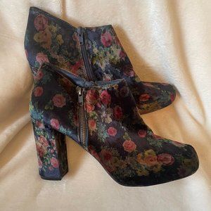 NWOT Madden Girl Blue Floral Velveteen Bootie Size Zip Size 11